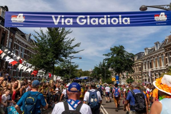 Ingezonden: Gemeentehuis of clubhuis? Foto: Vierdaagse Nijmegen Via Gladiola / Rheden