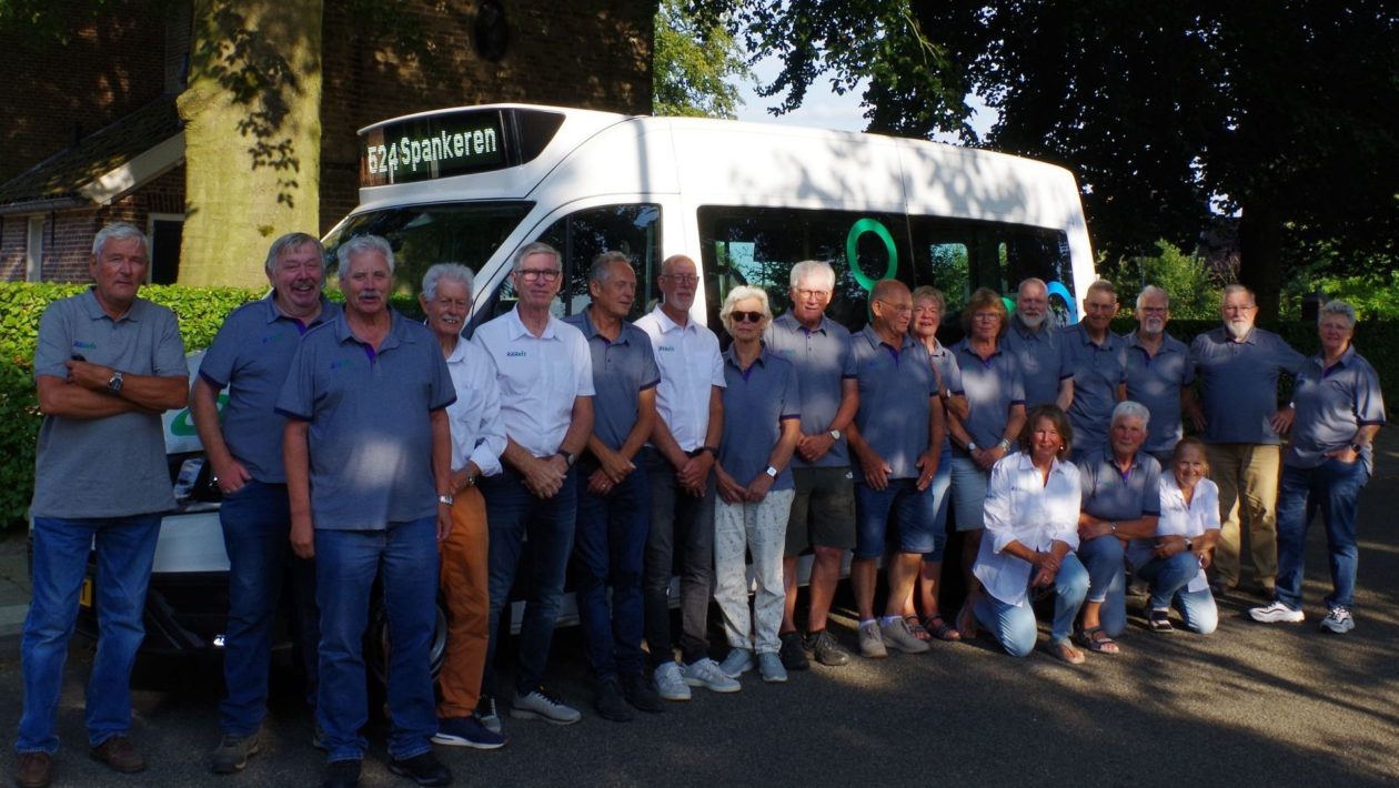 Buurtbus Spankeren-Dieren rijdt voortaan onder naam RRReis Foto: Foto: bestuur BBSD