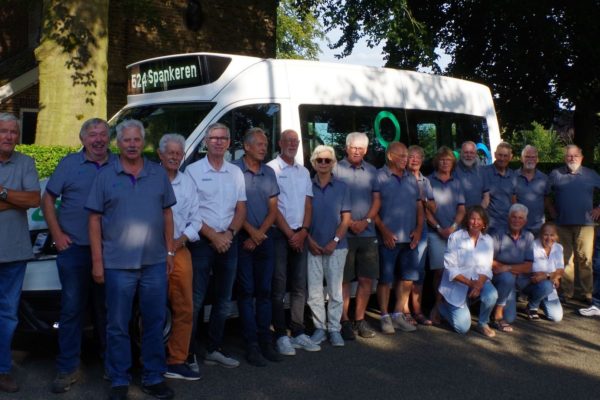 Buurtbus Spankeren-Dieren rijdt voortaan onder naam RRReis Foto: Foto: bestuur BBSD