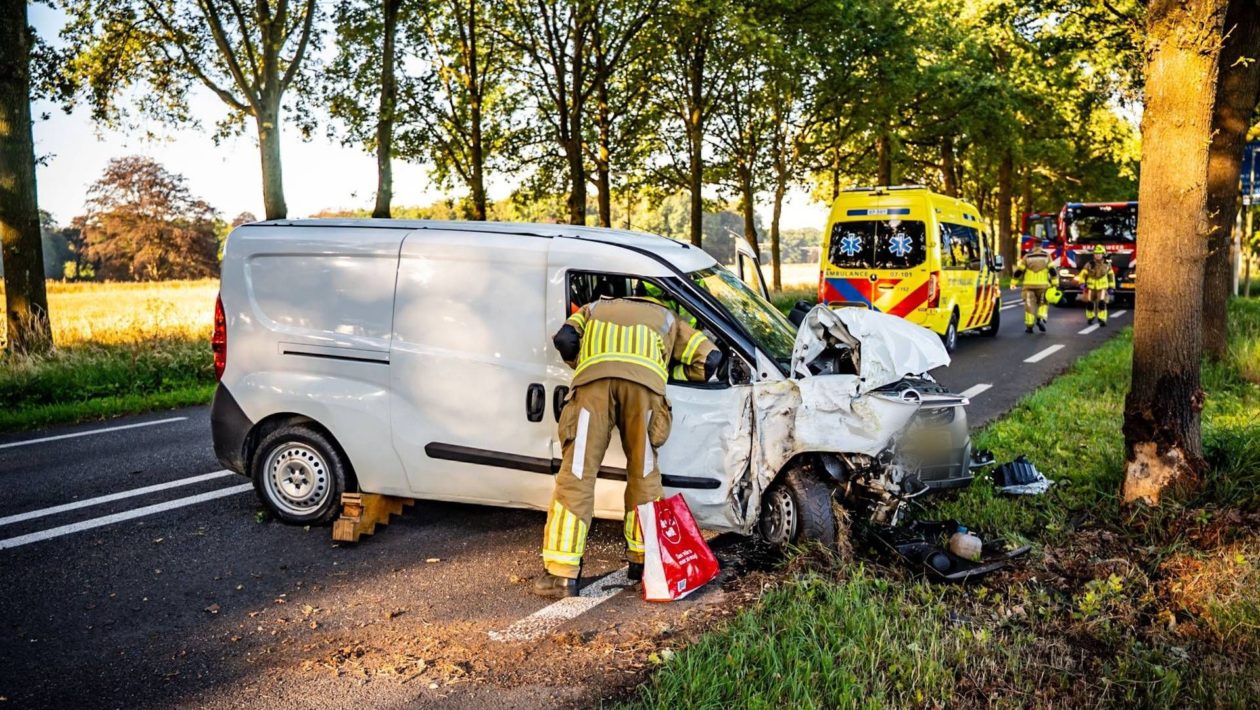 De fors beschadigde bestelbus. Foto: Persbureau Heitink
