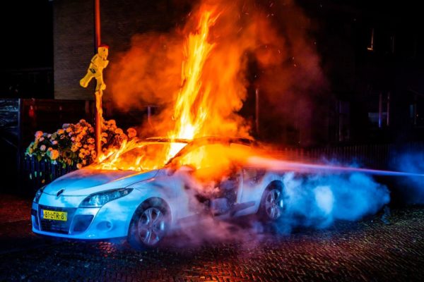 Auto gaat in vlammen op in Rheden: politie vermoedt brandstichting Foto: Persbureau Heitink