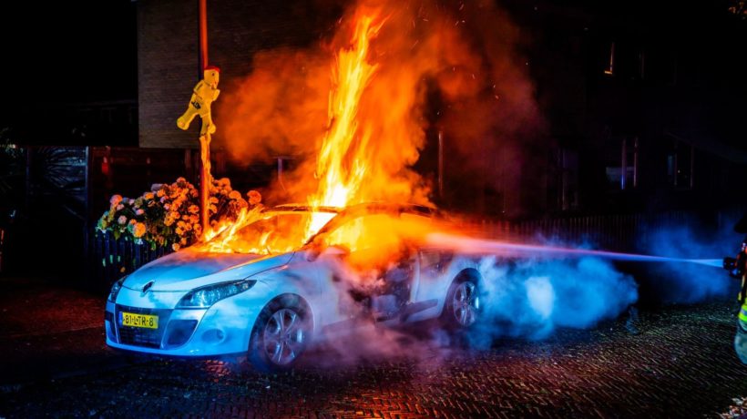 Auto gaat in vlammen op in Rheden: politie vermoedt brandstichting Foto: Persbureau Heitink
