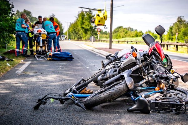 Drama op Kanaalweg: fietser zwaargewond na botsing met motor Foto: Persbureau Heitink