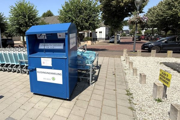 Weer kledingcontainer zonder vergunning geplaatst in Rheden Foto: Studio Rheden