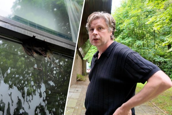Directeur Doeko Pinxt (rechts) van bibliotheek de Zoomerij treft zijn ramen bekogeld met eieren aan. Foto: Omroep Gelderland