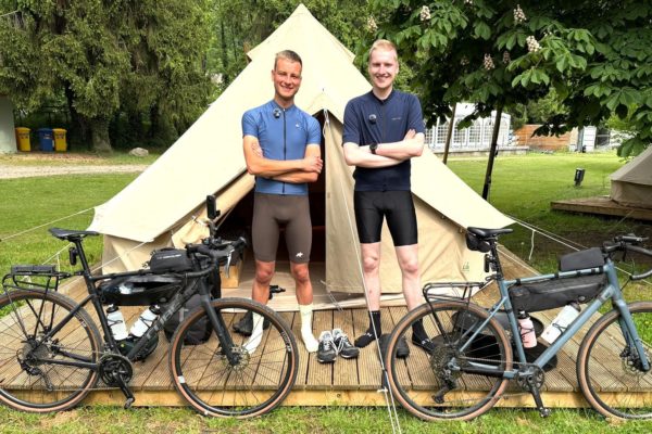 Twee vrienden uit Dieren fietsen 1.600 kilometer naar de Noordkaap voor ALS-onderzoek Foto: Wouter Doornbos en Ruben Maresch