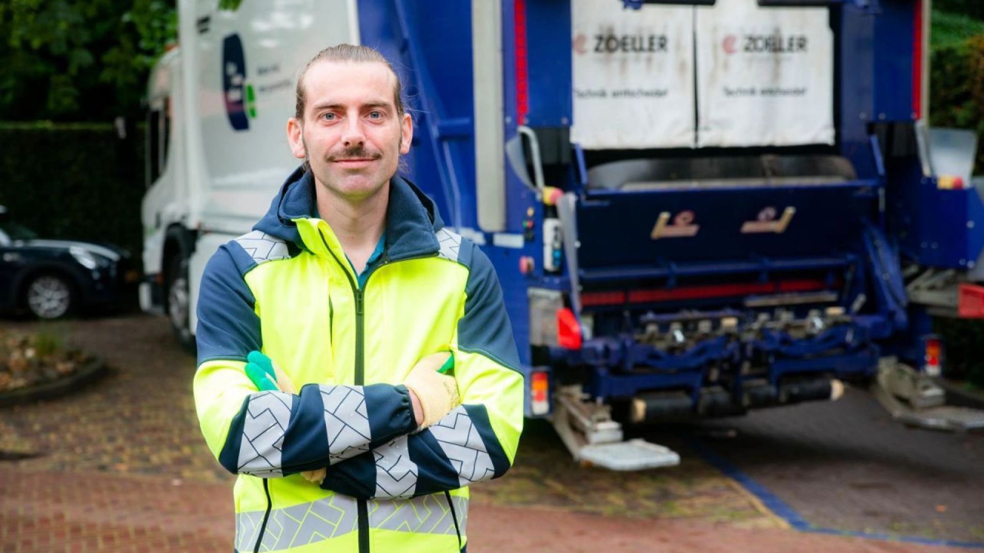Wethouder Hofman draait een dag mee met afvalophaaldienst in Velp