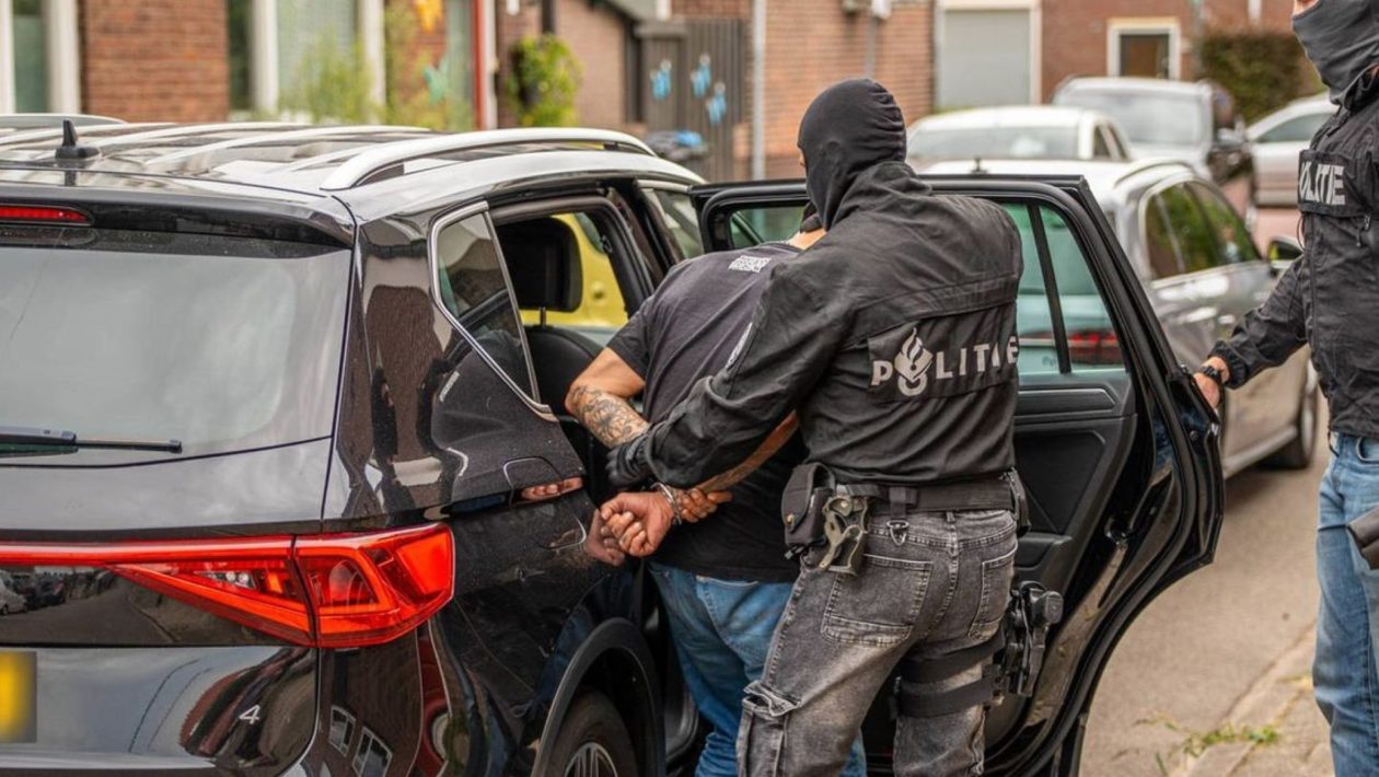 Politie valt woning binnen in Velp Foto: Persbureau Heitink