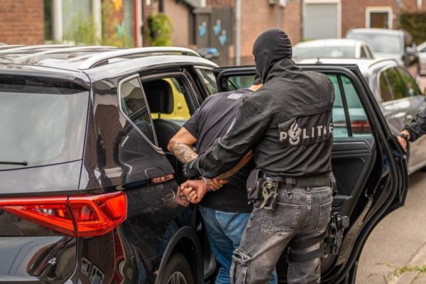 Politie valt woning binnen in Velp Foto: Persbureau Heitink