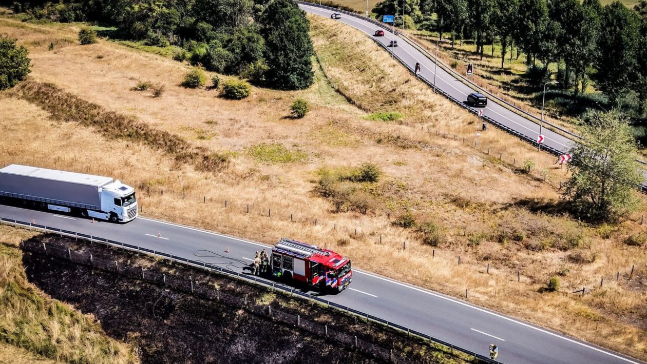 Vlammen langs A348: brandweer grijpt snel in bij flinke brand bij Ellecom Foto: Persbureau Heitink
