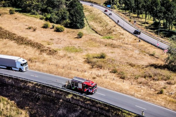 Vlammen langs A348: brandweer grijpt snel in bij flinke brand bij Ellecom Foto: Persbureau Heitink