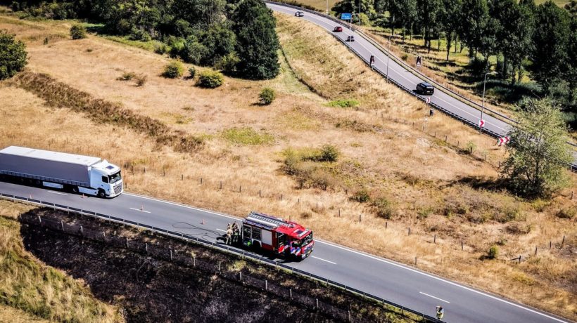Vlammen langs A348: brandweer grijpt snel in bij flinke brand bij Ellecom Foto: Persbureau Heitink