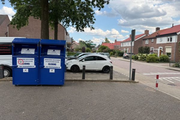 Opnieuw illegale kledingcontainer in Rheden Foto: Martin Slijper