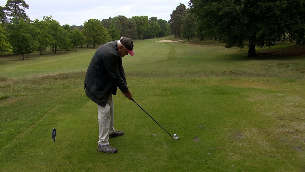 Andries van der Werf (100) is op zijn leeftijd nog altijd actief op de golfbaan. Foto: Omroep Gelderland