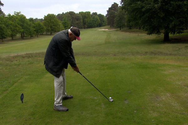 Andries van der Werf (100) is op zijn leeftijd nog altijd actief op de golfbaan. Foto: Omroep Gelderland