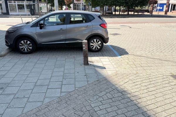 Paaltje bij automaat veroorzaakt schade Foto: Studio Rheden