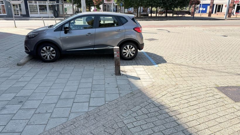 Paaltje bij automaat veroorzaakt schade Foto: Studio Rheden