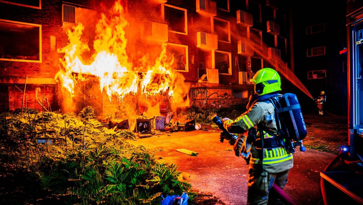De brandweer bij het brandende voormalig bejaardenhuis. Foto: Persbureau Heitink