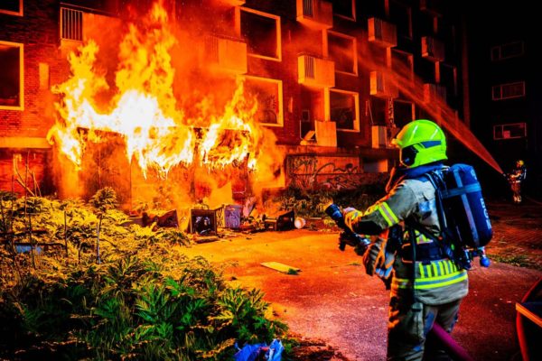 De brandweer bij het brandende voormalig bejaardenhuis. Foto: Persbureau Heitink