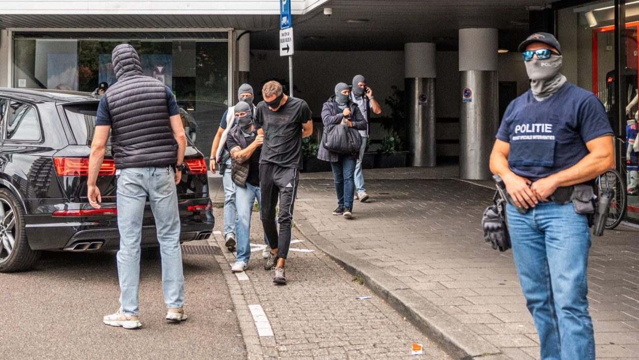 DSI grijpt man bij winkels in Velp: even later politie-inval in woning Foto: Persbureau Heitink