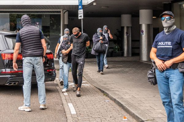 DSI grijpt man bij winkels in Velp: even later politie-inval in woning Foto: Persbureau Heitink