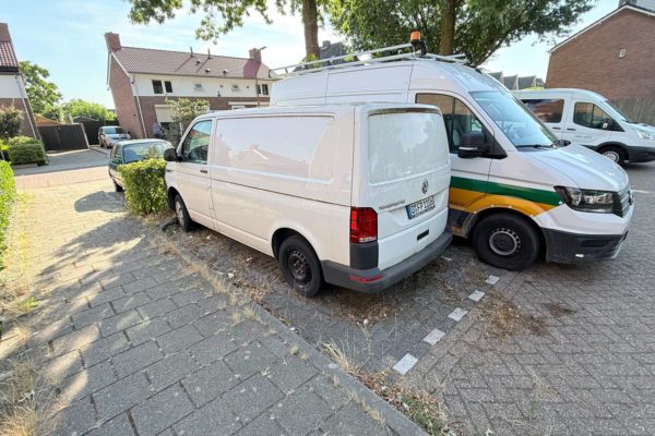 Bewoners klaar met stilstaand busje Foto: Studio Rheden