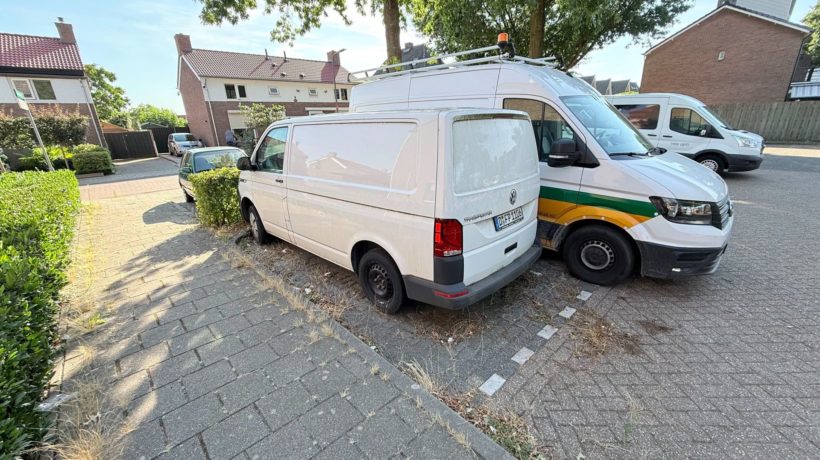 Bewoners klaar met stilstaand busje Foto: Studio Rheden