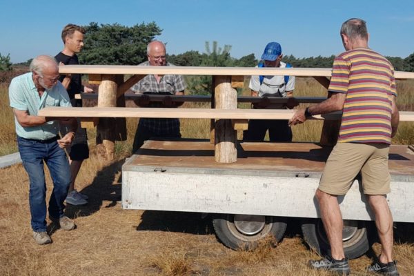 Nieuwe picknicktafel bij Brandtoren Foto: Rozendaalse Bedriegertjes