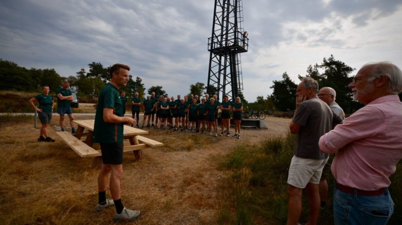 Rozendaalse Bedriegertjes schenken nieuwe picknicktafel bij Brandtoren Foto: Bedriegertjes