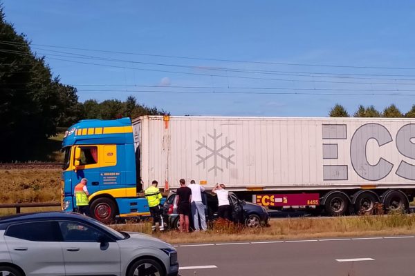 Vrachtwagen en auto botsen op N348 bij Dieren Foto: AS Media