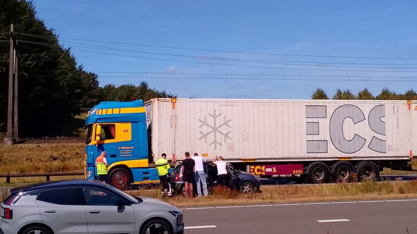Vrachtwagen en auto botsen op N348 bij Dieren Foto: AS Media