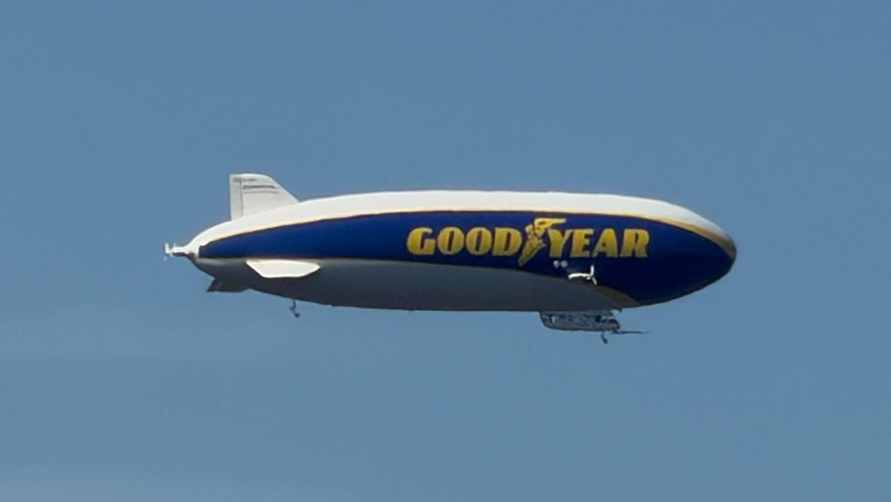 Zeppelin boven de Posbank Foto: Studio Rheden