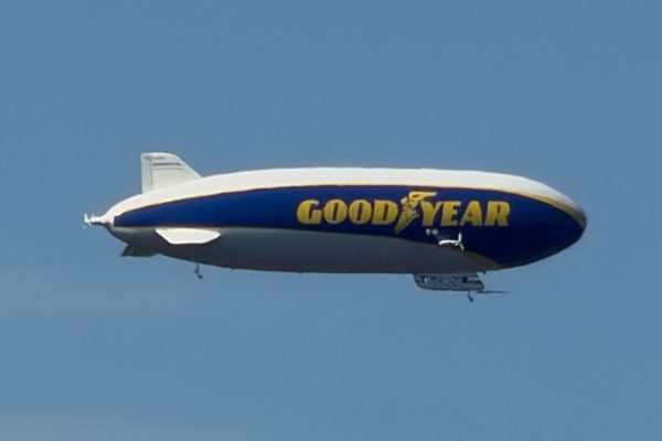Zeppelin boven de Posbank Foto: Studio Rheden