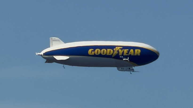 Zeppelin boven de Posbank Foto: Studio Rheden