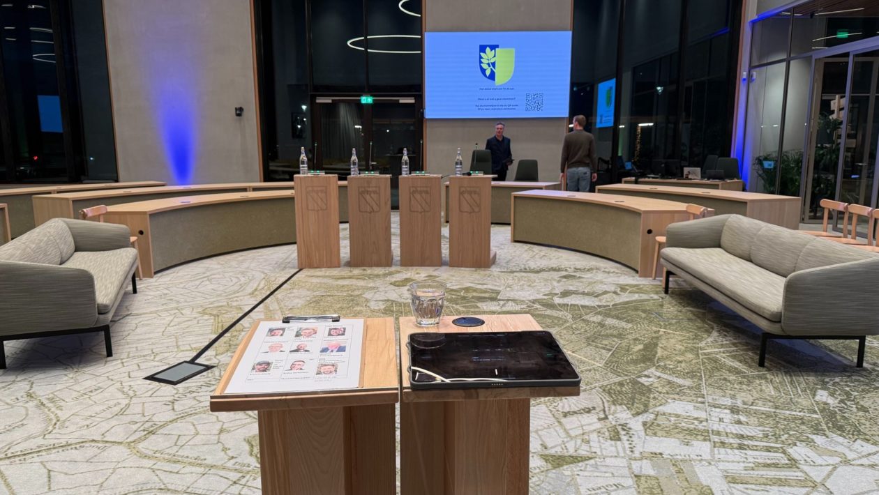 Raadszaal gemeentehuis De Steeg Foto: Martin Slijper