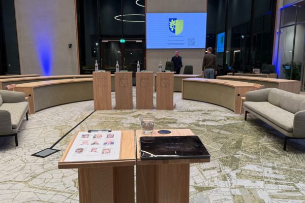Raadszaal gemeentehuis De Steeg Foto: Martin Slijper