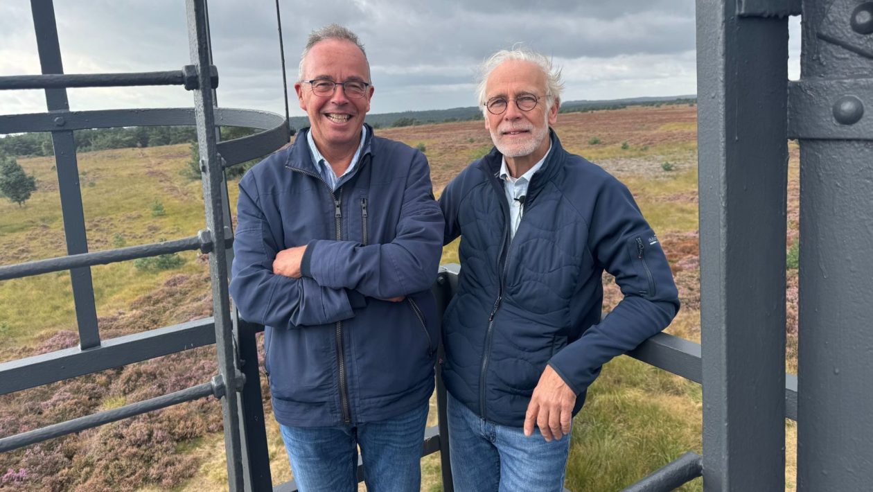 Dick Mol (l) en Cees van der Plas (r) op de brandtoren Foto: Omroep Gelderland
