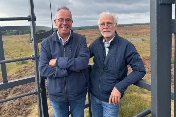 Dick Mol (l) en Cees van der Plas (r) op de brandtoren Foto: Omroep Gelderland