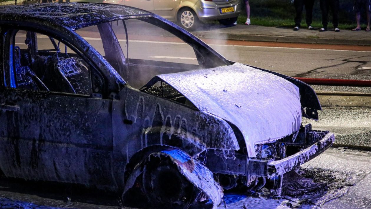Auto vliegt tijdens het rijden in brand in Velp Foto: JvdK-Fotografie