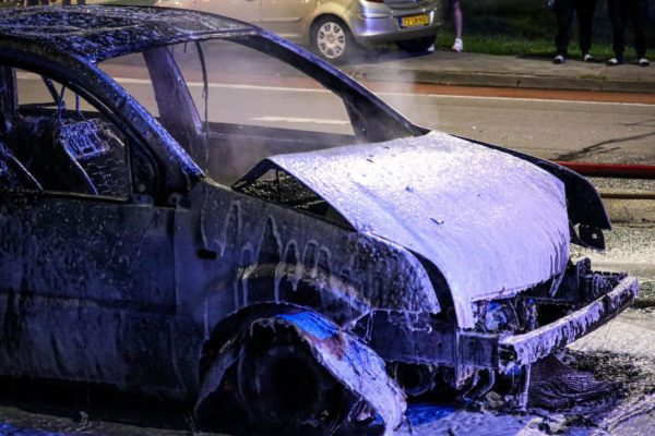 Auto vliegt tijdens het rijden in brand in Velp Foto: JvdK-Fotografie