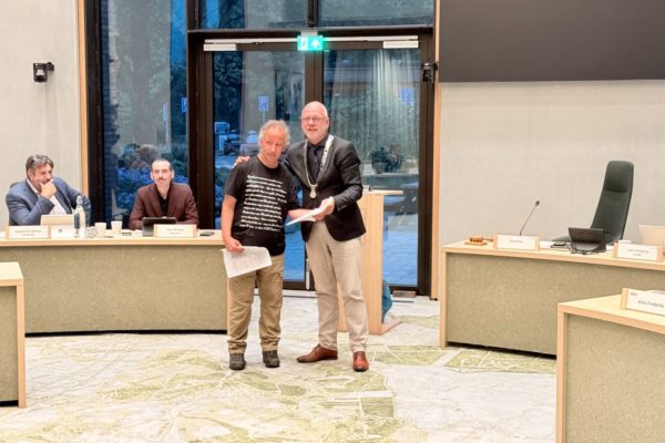 Rhedenaar Olivier Mareschal wil dat buslijn 29 blijft Foto: Martin Slijper