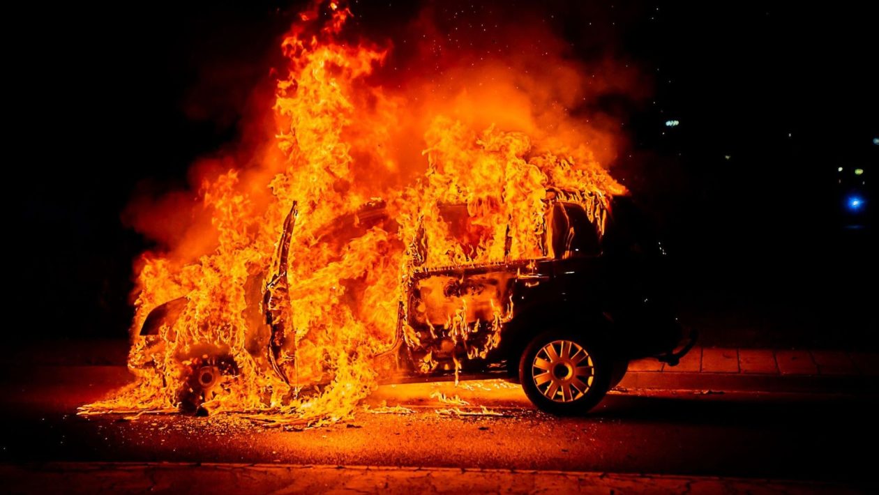 Auto vliegt tijdens het rijden in brand in Velp Foto: Persbureau Heitink