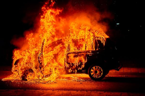 Auto vliegt tijdens het rijden in brand in Velp Foto: Persbureau Heitink