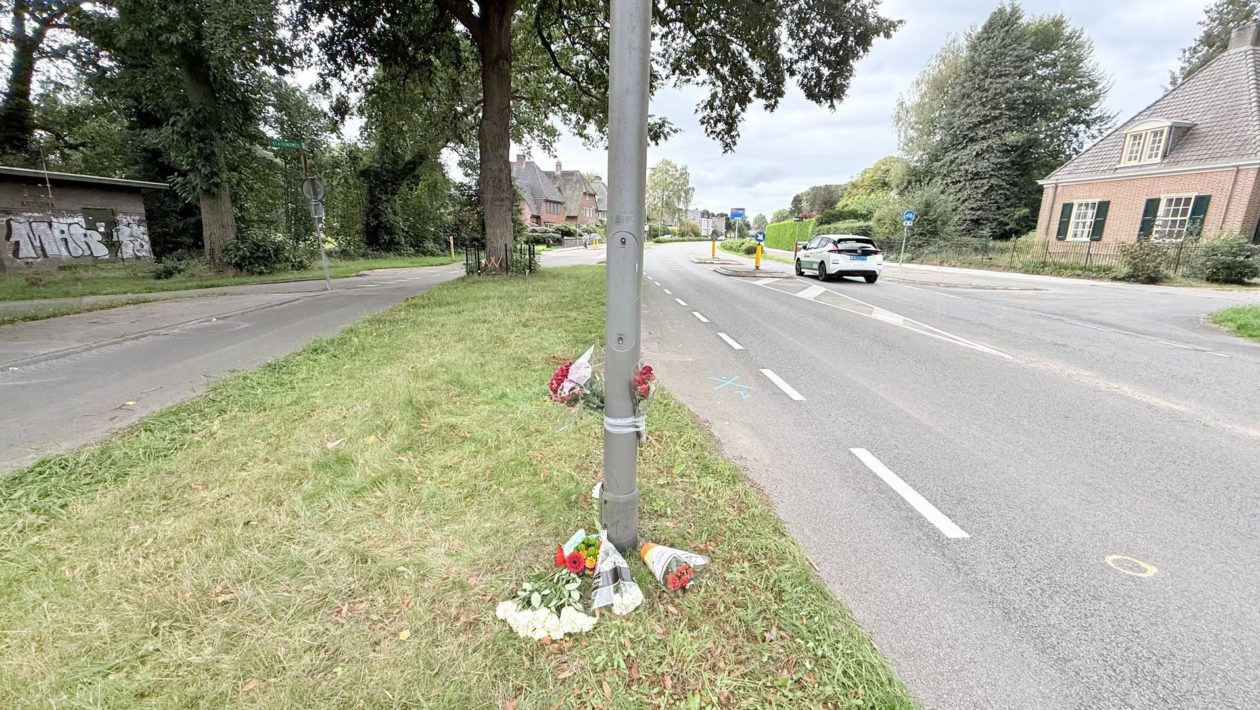 Bloemen voor omgekomen motorrijder Foto: Studio Rheden