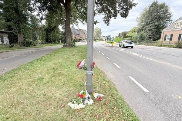 Bloemen voor omgekomen motorrijder Foto: Studio Rheden