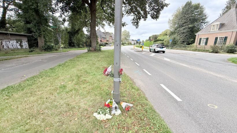 Bloemen voor omgekomen motorrijder Foto: Studio Rheden