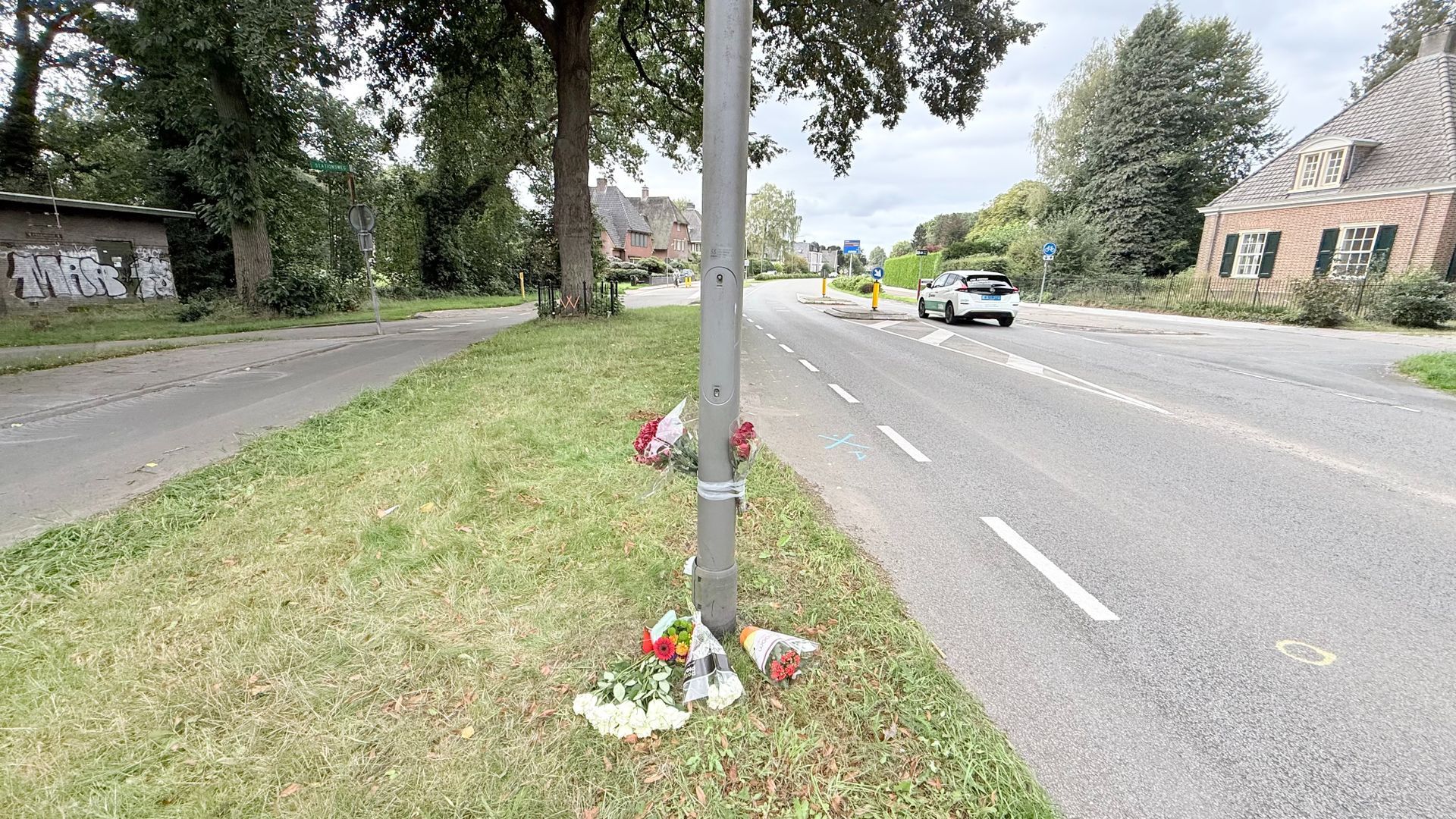 Bloemen en kaars op plek waar motorrijder omkwam