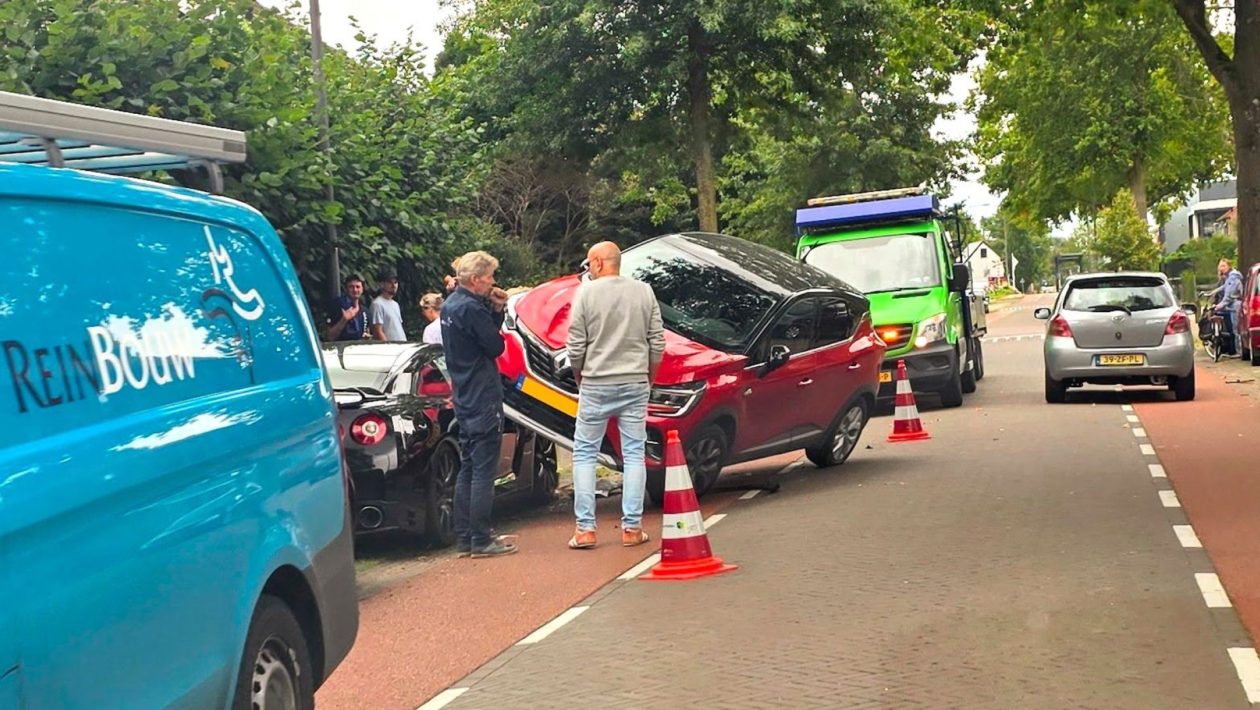 Auto komt vreemd tot stilstand op Geitenbergweg in Dieren Foto: Studio Rheden