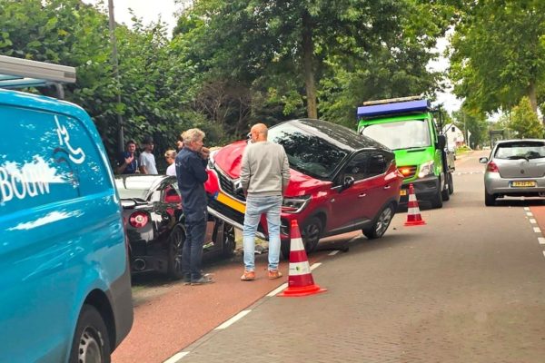 Auto komt vreemd tot stilstand op Geitenbergweg in Dieren Foto: Studio Rheden