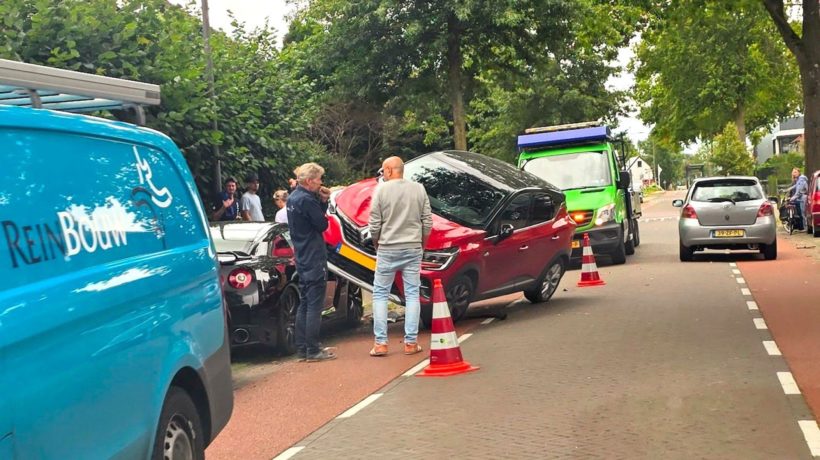 Auto komt vreemd tot stilstand op Geitenbergweg in Dieren Foto: Studio Rheden